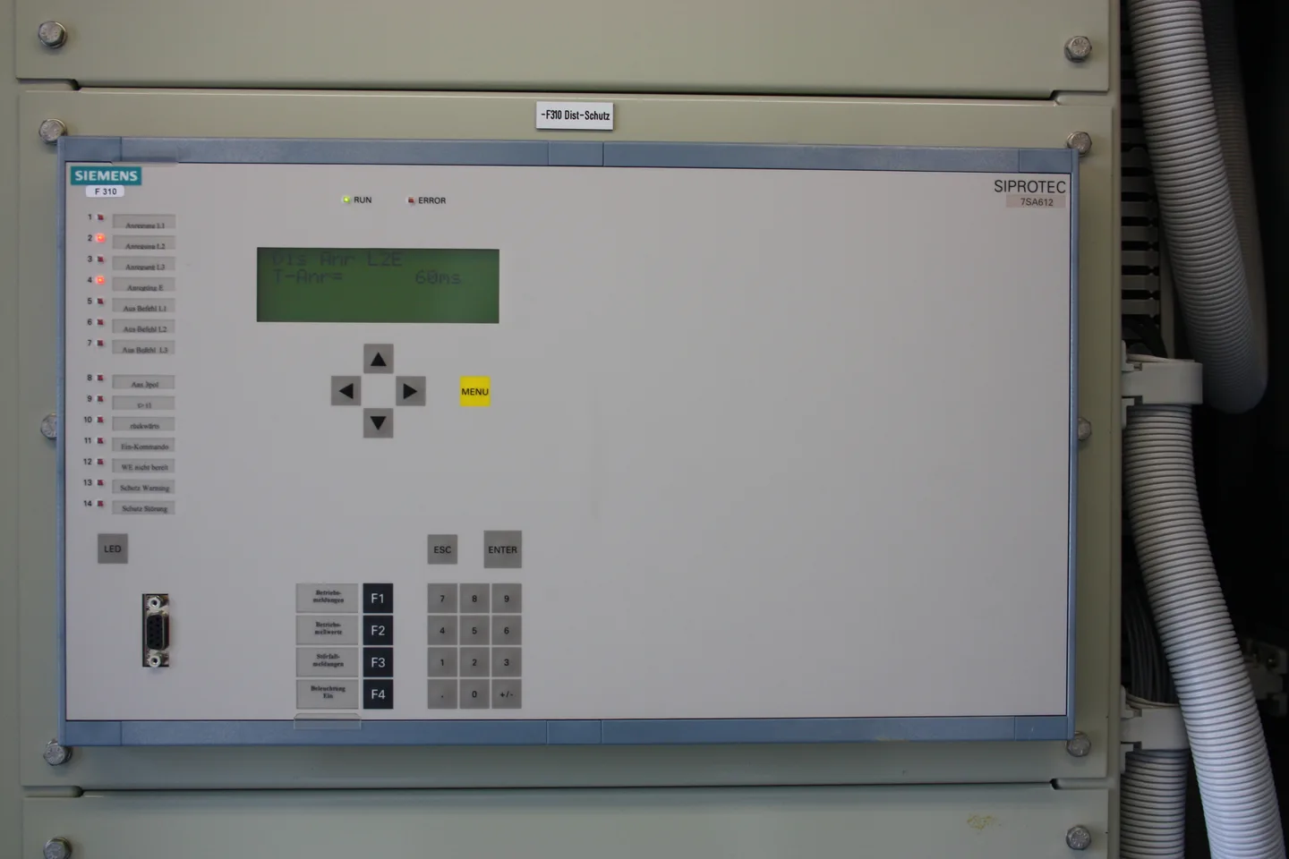 Relé digital Siemens SIPROTEC 7SA612 instalado em painel, com display, indicadores de estado e teclado de configuração
