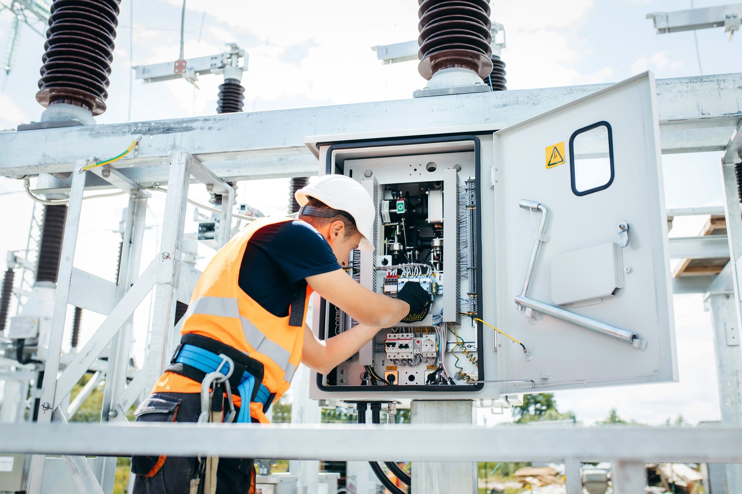 Engenheiro POWER trabalhando em painel de proteção e controle